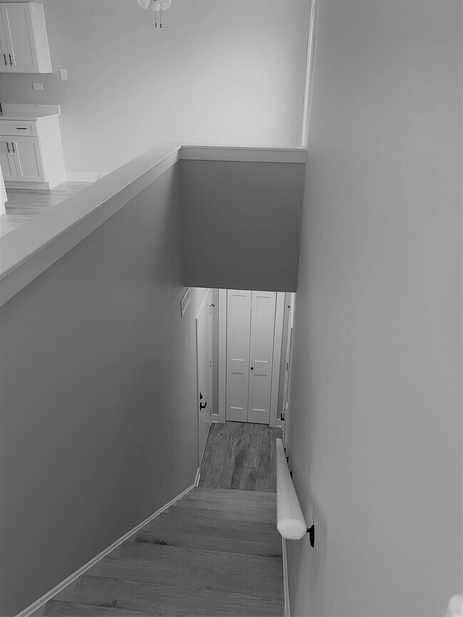 Vista de la entrada y escaleras hasta el apartamento - 155 Spuhler Dr