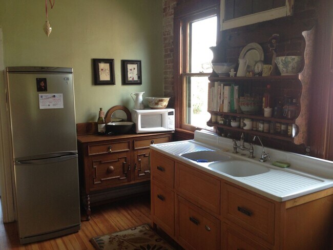 Building Photo - Charming 1905 Brick Bungalow in the Heart of Washington Park West