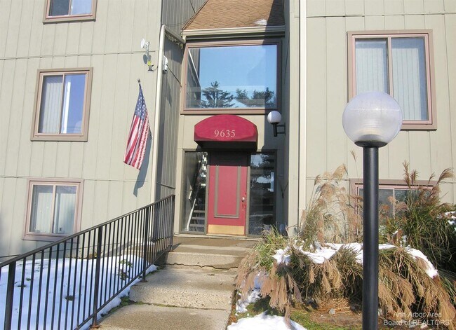 Building Photo - 9635 Bayview Dr