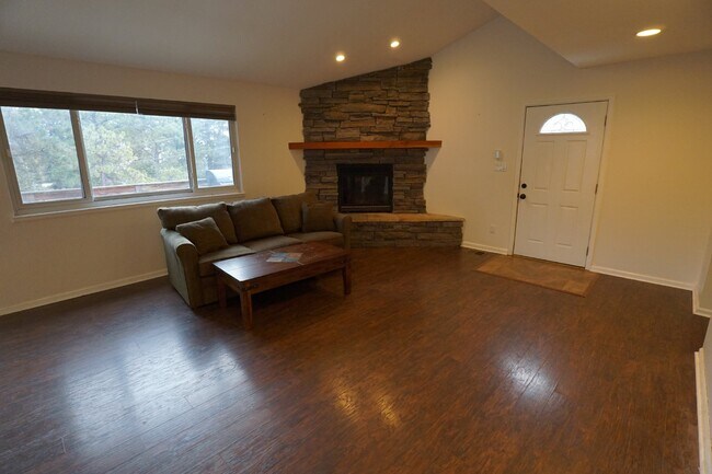 Building Photo - Charming 3 Bed, 2 Bath Rental in Morrison/...