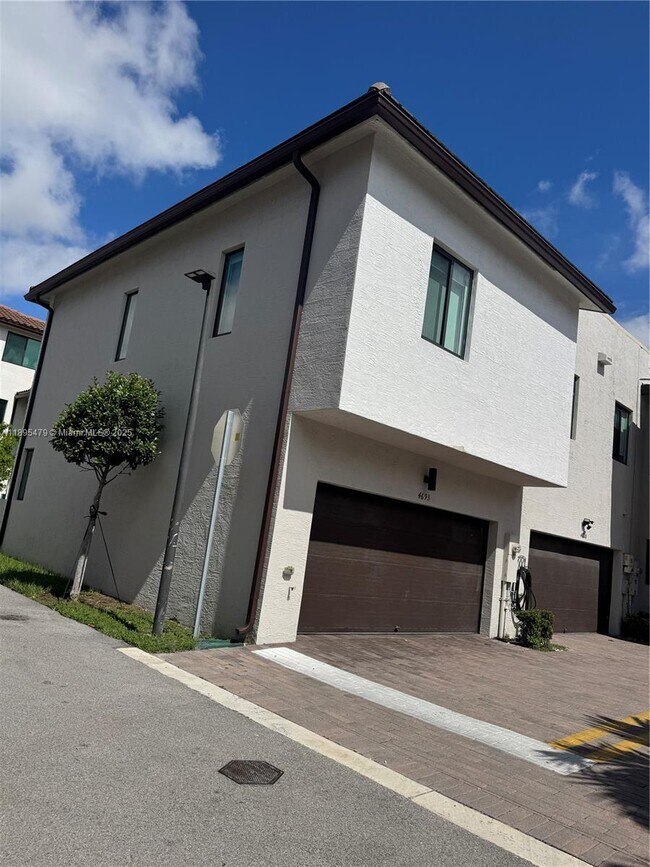 Foto del edificio - 4693 NW 83rd Pl