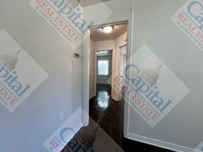 Foto del edificio - Cute 2 Bedroom with Detached Garage