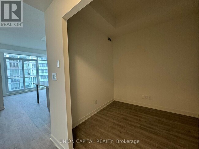 Photo du bâtiment - 8119-8119 Birchmount Rd