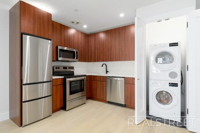 Foto del edificio - Brand New Stuning 1 BED in Crown Heights!