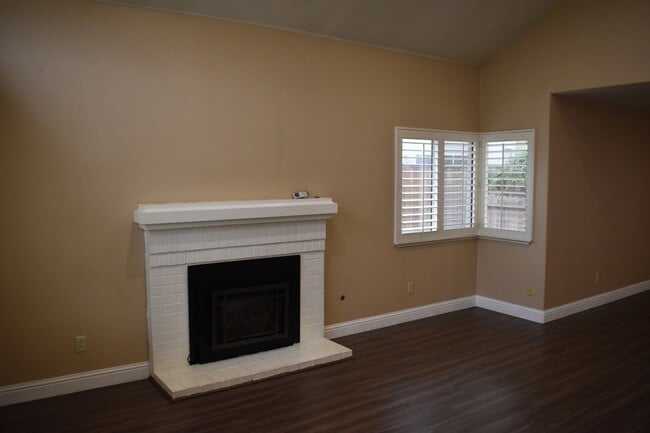 Foto del edificio - 924 Christy Ct