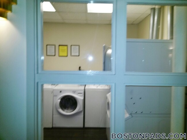 Building Photo - 833 Beacon St