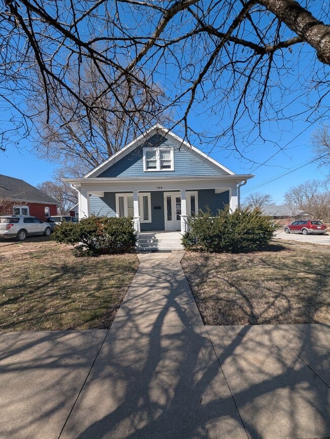 Building Photo - Beautiful 4 Bedroom/ 2 Bath/ 1 Car Garage