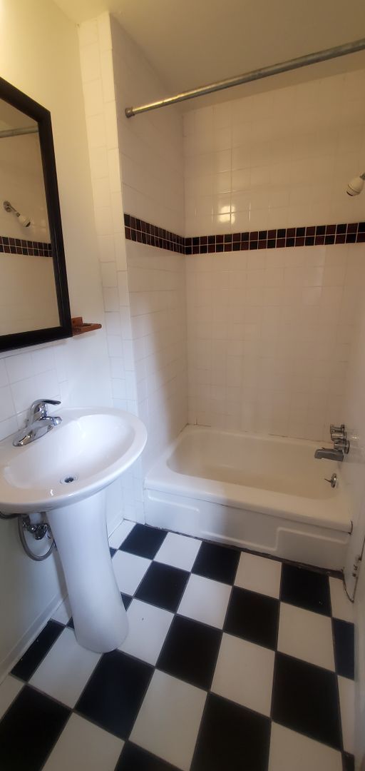 Foto del edificio - 3 & 4 Bedroom Units Just Steps from WWU