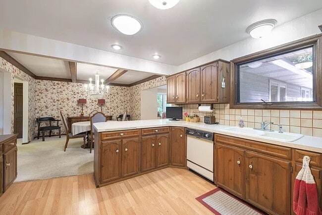 Building Photo - Beautiful 3BD/2.5BA Ranch in Park-like Set...