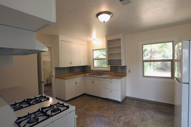 Building Photo - Cute 3-Bedroom 1-Bathroom Duplex