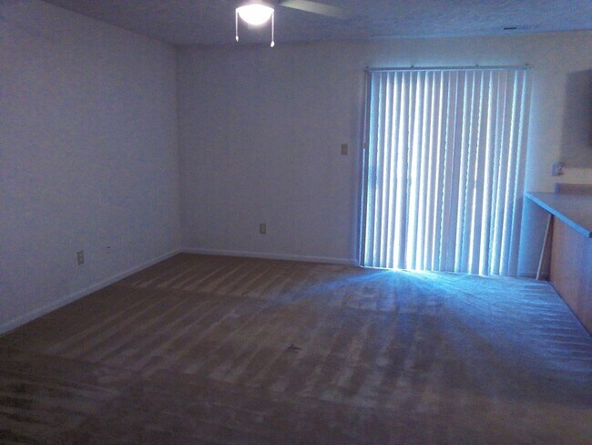 Building Photo - 2 Bedroom, 1 bath apartment Upstairs Unit