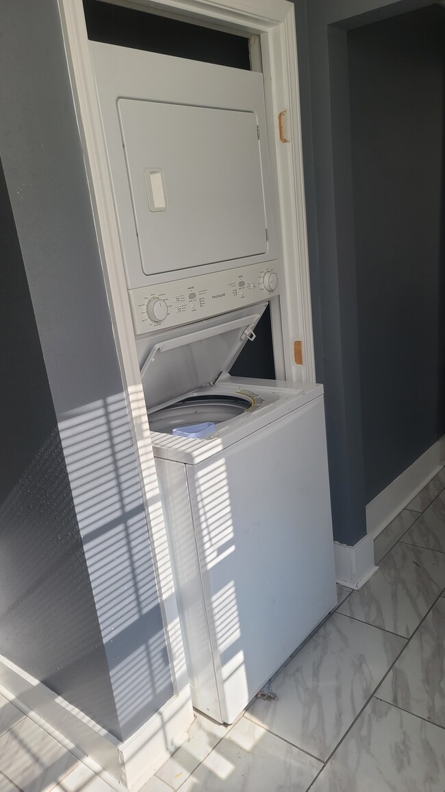 Laundry area - 2614 N Galvez St