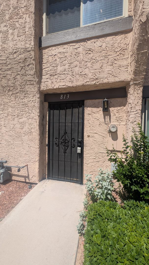 Building Photo - 813 Pepperwood Ln