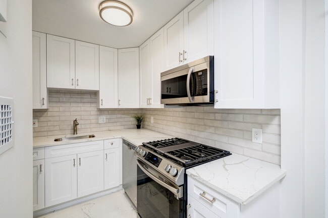 Fully remodeled kitchen - 4401 Lee Hwy Apartment