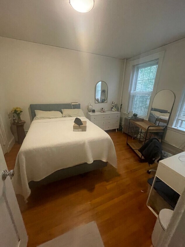 Primary Photo - Nicely renovated 2 bed unit in a prime spo...
