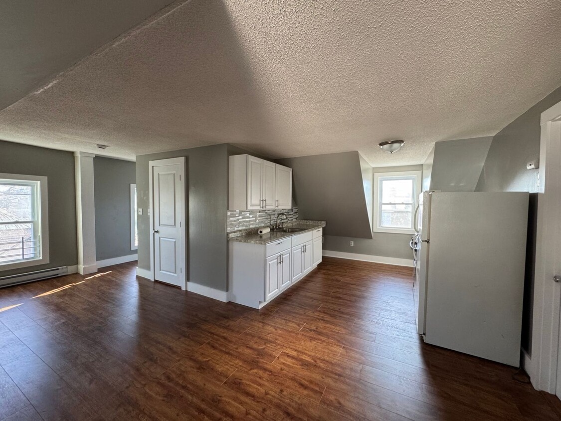 Primary Photo - Recently Updated 3rd floor 1 Bedroom apart...