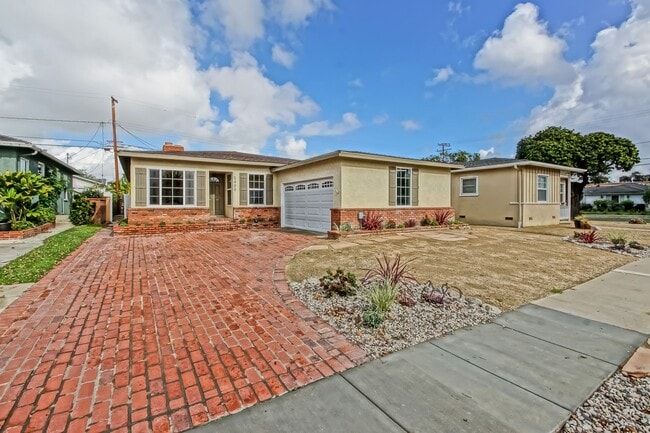 Foto del edificio - NEWLY REMODELED, BRIGHT & AIRY HOLLYGLEN HOME W/ REAR YARD/PATIO, 2 LIVING AREAS & BRAND NEW KITC...