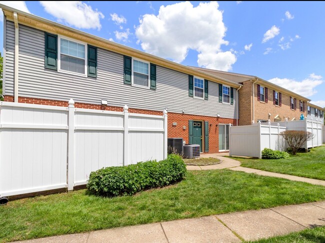 Piney Ridge Apartment & Townhomes - Townhome Entry - Liberty at Piney Ridge