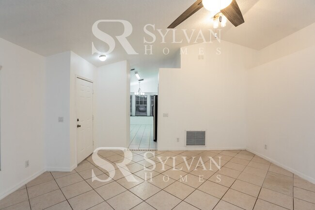 Building Photo - Feel welcome and comfortable in this charm...
