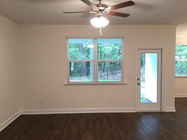 Building Photo - 215 Swan Dr