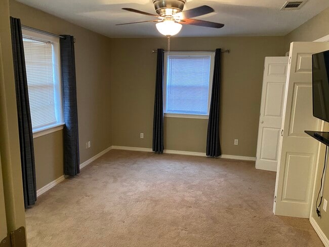 Master Bed - 85 Bennett Cir