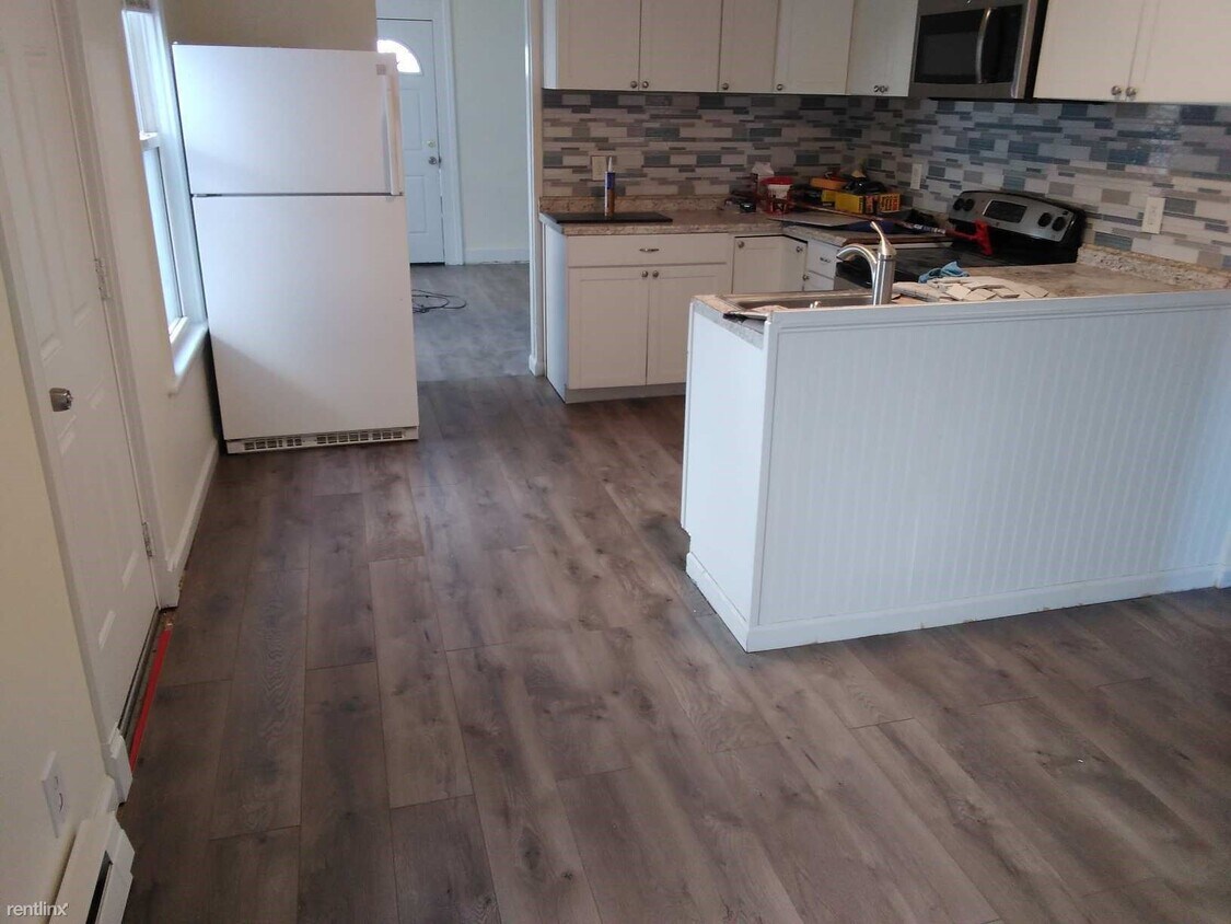 Primary Photo - 3 br, 1 bath Triplex - 64 Anderson Street 64