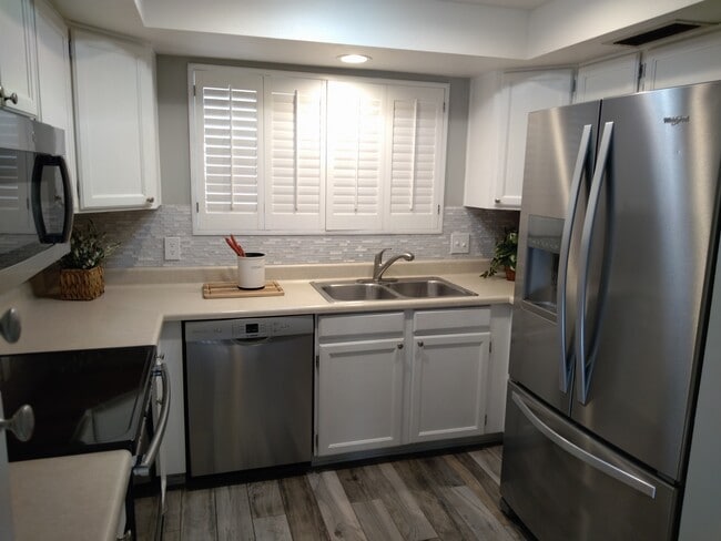 Building Photo - 2225 E Forge Ave