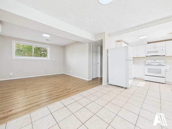 Building Photo - 967 W Duplex