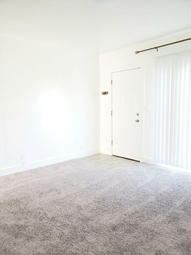 Building Photo - Cozy 1 bed, 1 bath house! Centrally located with washer & dryer!