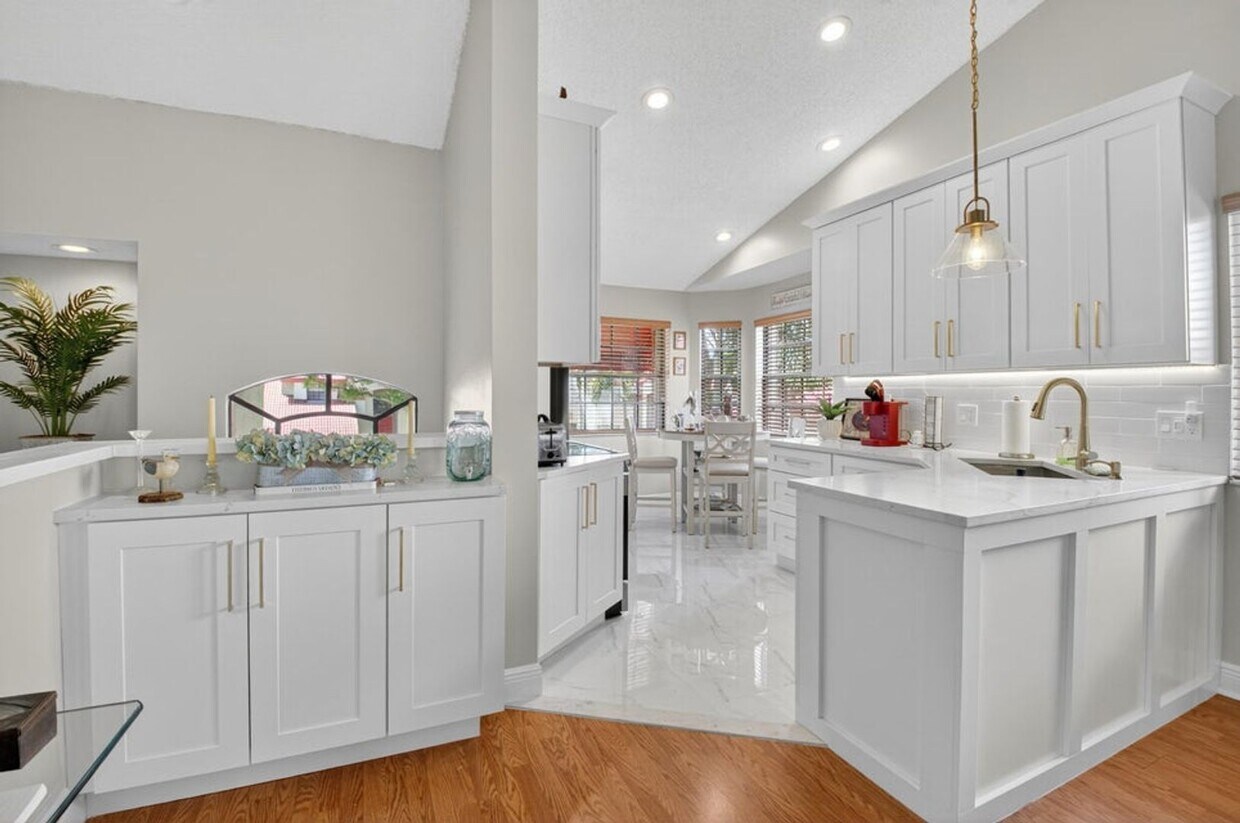 Foto principal - 7677 Lexington Club Blvd