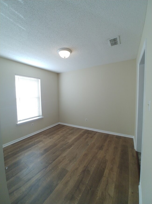 Building Photo - 105 Indianola Ct