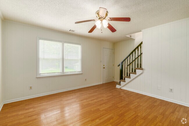 309-D - 2 habitaciones, 1.5 baños - 950 pies cuadrados - Sala de estar - Southfork Apartments