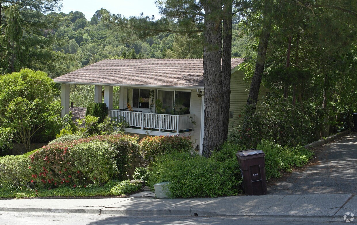 Building Photo - 2044 Ascot Dr