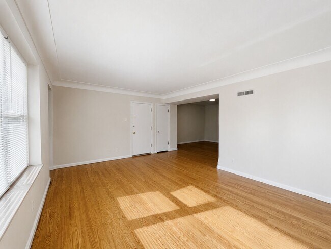 Foto del edificio - 6930 Jamieson Ave