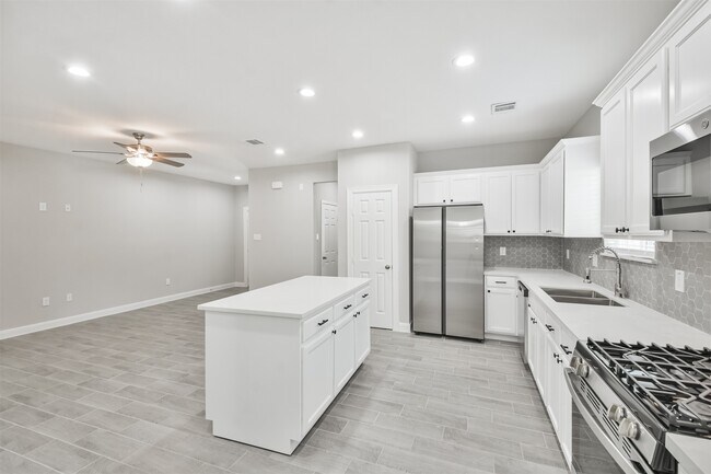 Building Photo - 7524 E Maxroy St