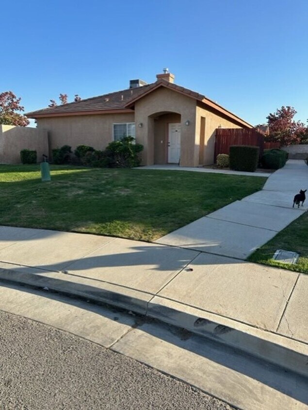 513 Yellow Meadow Ct Unit 513A, Bakersfield, CA 93308 Room for Rent