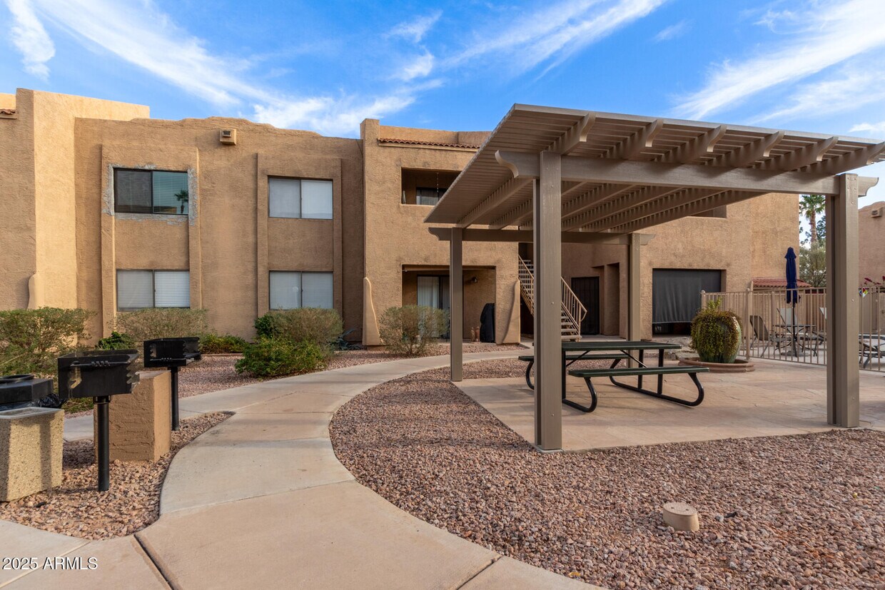 Foto principal - 8155 E Roosevelt St