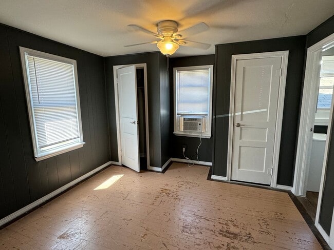 Building Photo - 408 W Grove Ave