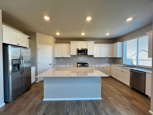 Foto del edificio - Expansive Baker Heights Home Close to Bases