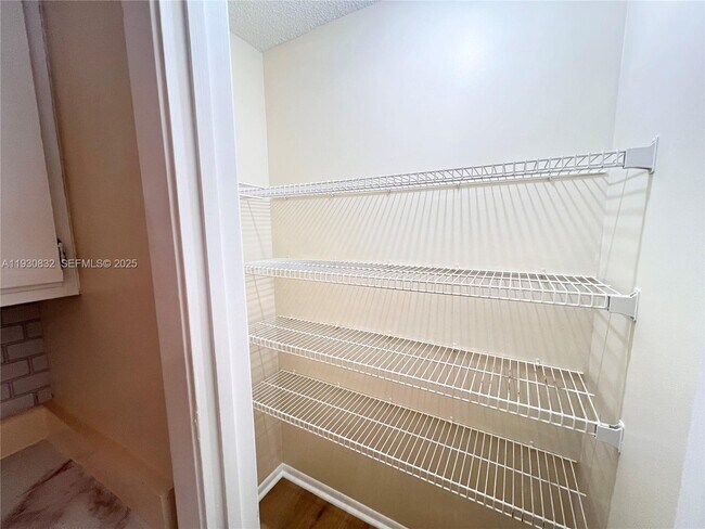 Foto del edificio - 4581 W McNab Rd