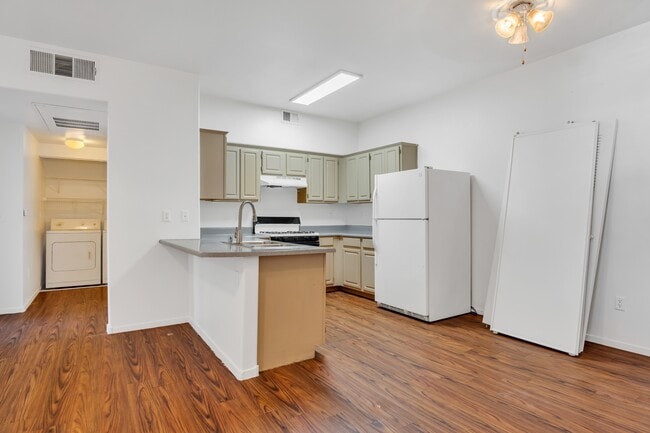 Building Photo - 5650 E Sahara Ave