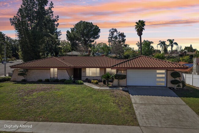 Building Photo - 1500 Country Club Dr