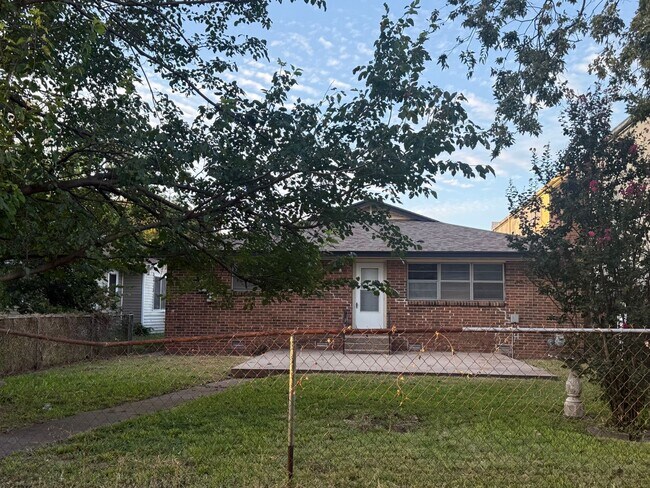 Building Photo - 3 Bedroom 2 bath home in downtown Moore