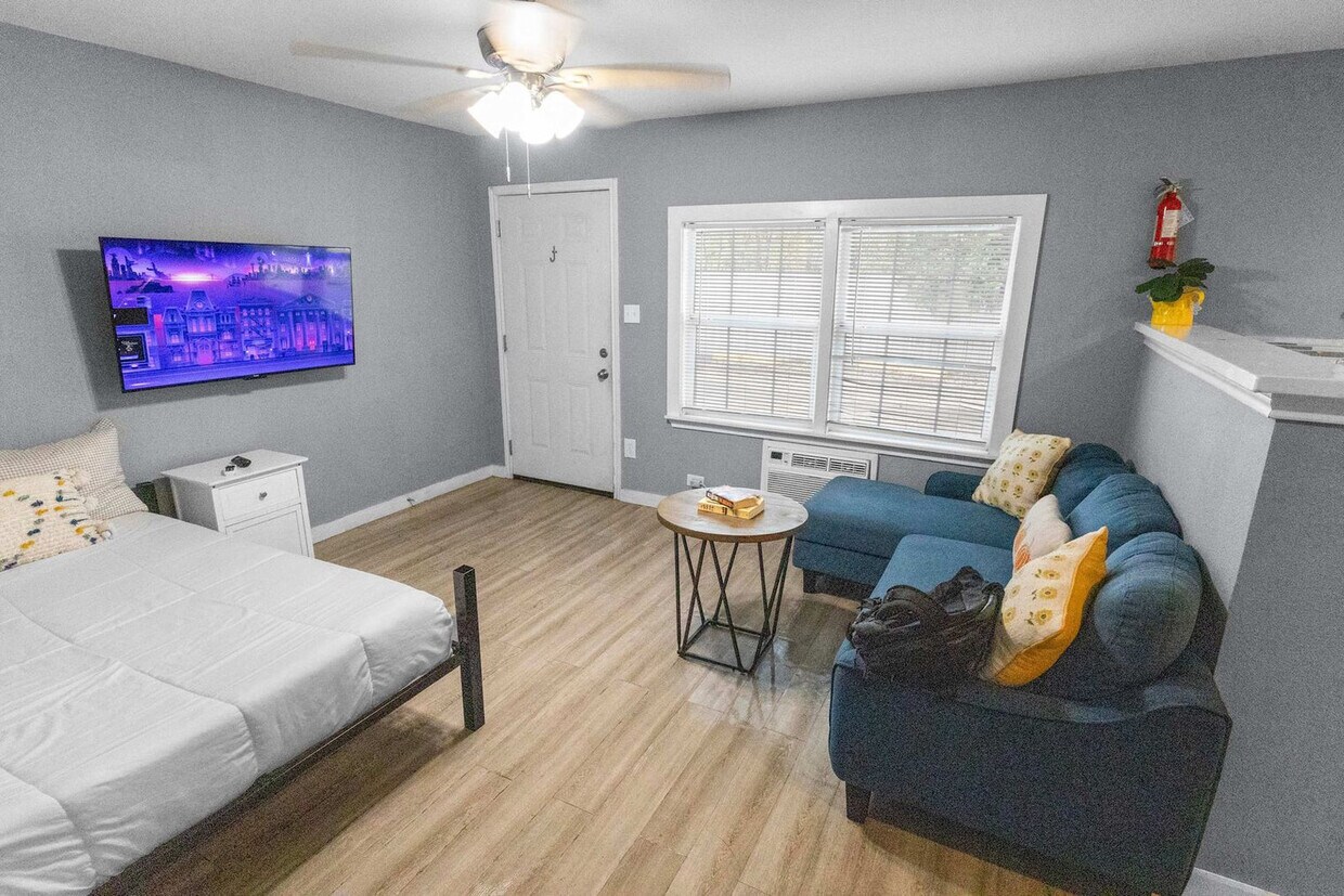 Foto principal - 7813 Detroit St
