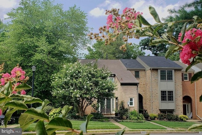 Building Photo - 2020 Hopewood Dr