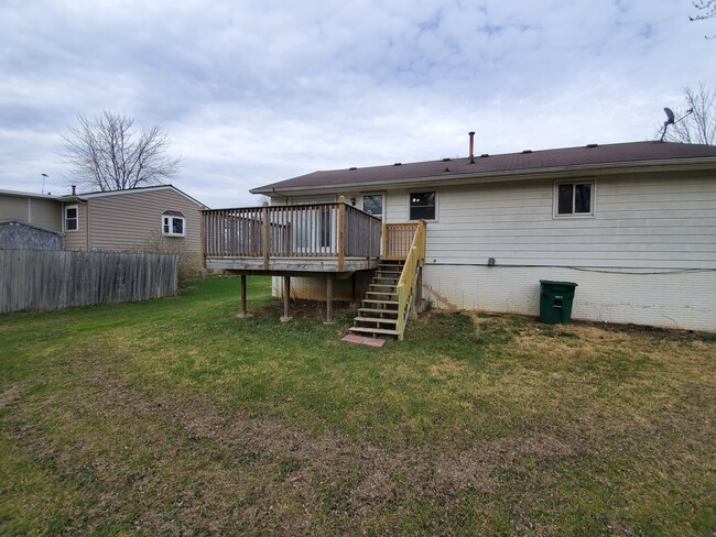 Building Photo - 9060 Oakwood Dr