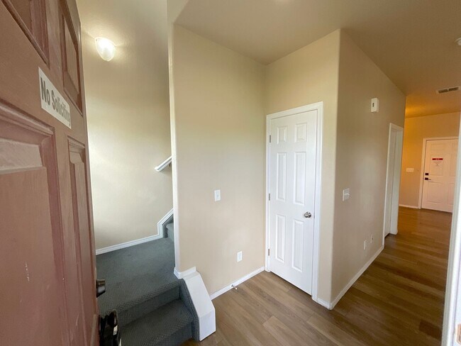 Building Photo - 3 Bedroom Townhome Available Near Constitu...