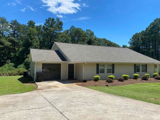 Building Photo - 691 Senoia Rd