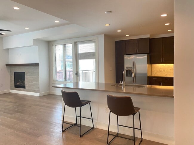 Building Photo - Updated One Bedroom Condo at The Peloton. ...