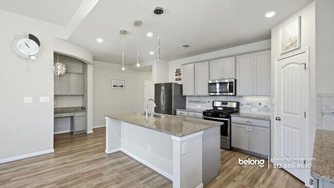 Foto del edificio - 2408 Hat Bender Lp